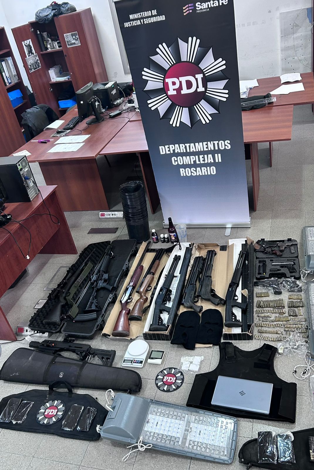 A minutos de Funes: hallaron drogas y un arsenal con fusiles semiautomáticos en un allanamiento por balaceras